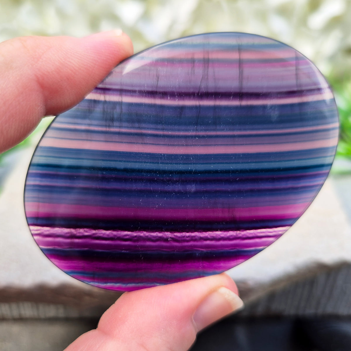 Fluorite palm stone for focus and balance. Polished banded crystal to calm the mind, support clear thinking and ease overwhelm.