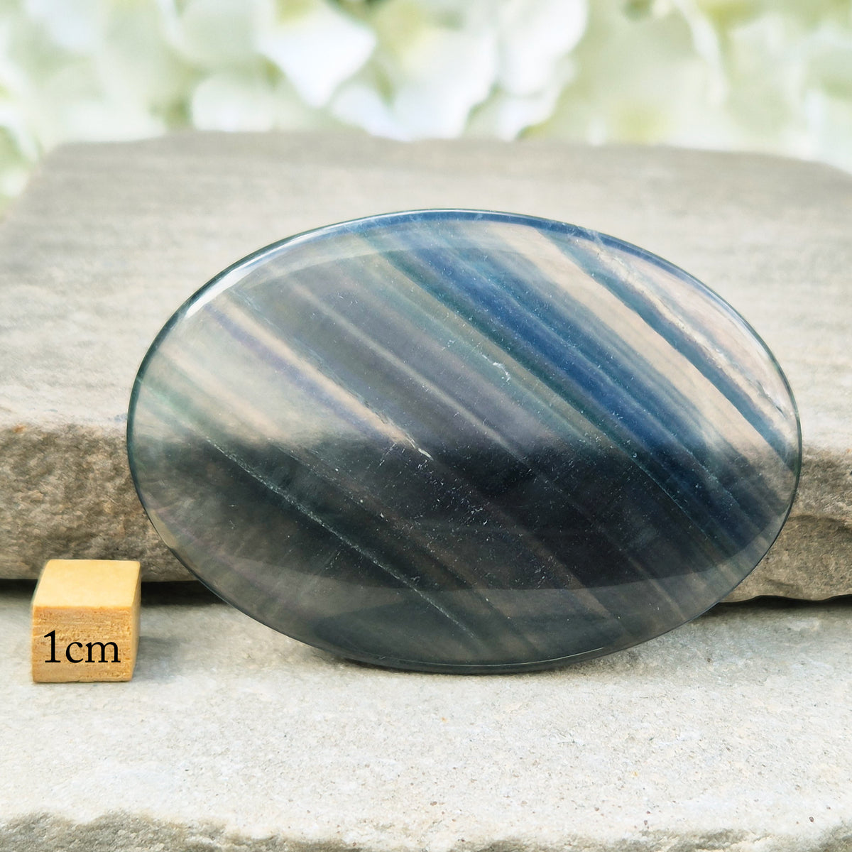 Fluorite palm stone in transparent green banding. Supports focus, mental balance, and calm energy. Perfect for holding, meditation, or gifting.
