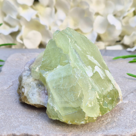 Soothing Green Calcite chunk that encourages release, emotional balance and gentle renewal. Ideal for heart-centred energy work and fresh starts. 