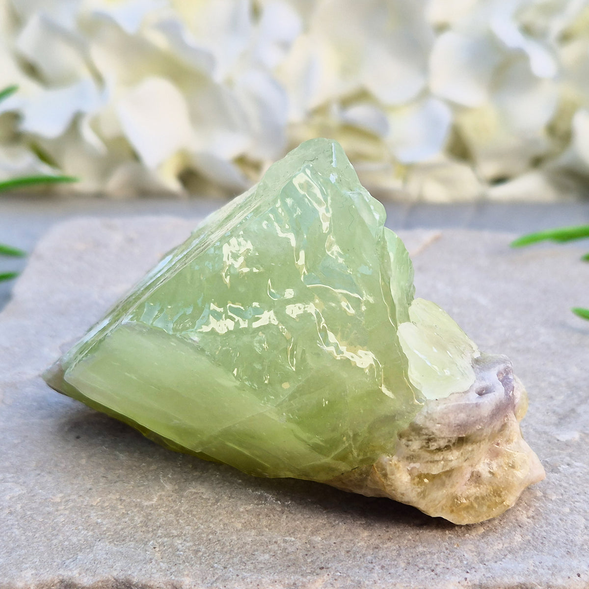 Soothing Green Calcite chunk that encourages release, emotional balance and gentle renewal. Ideal for heart-centred energy work and fresh starts. 