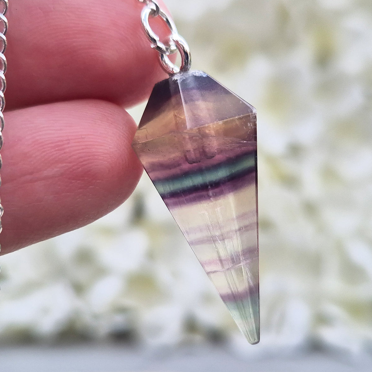 Fluorite crystal pendulum – perfect for dowsing, energy work, and meditation. A calming tool for clarity, focus, and intuitive guidance.