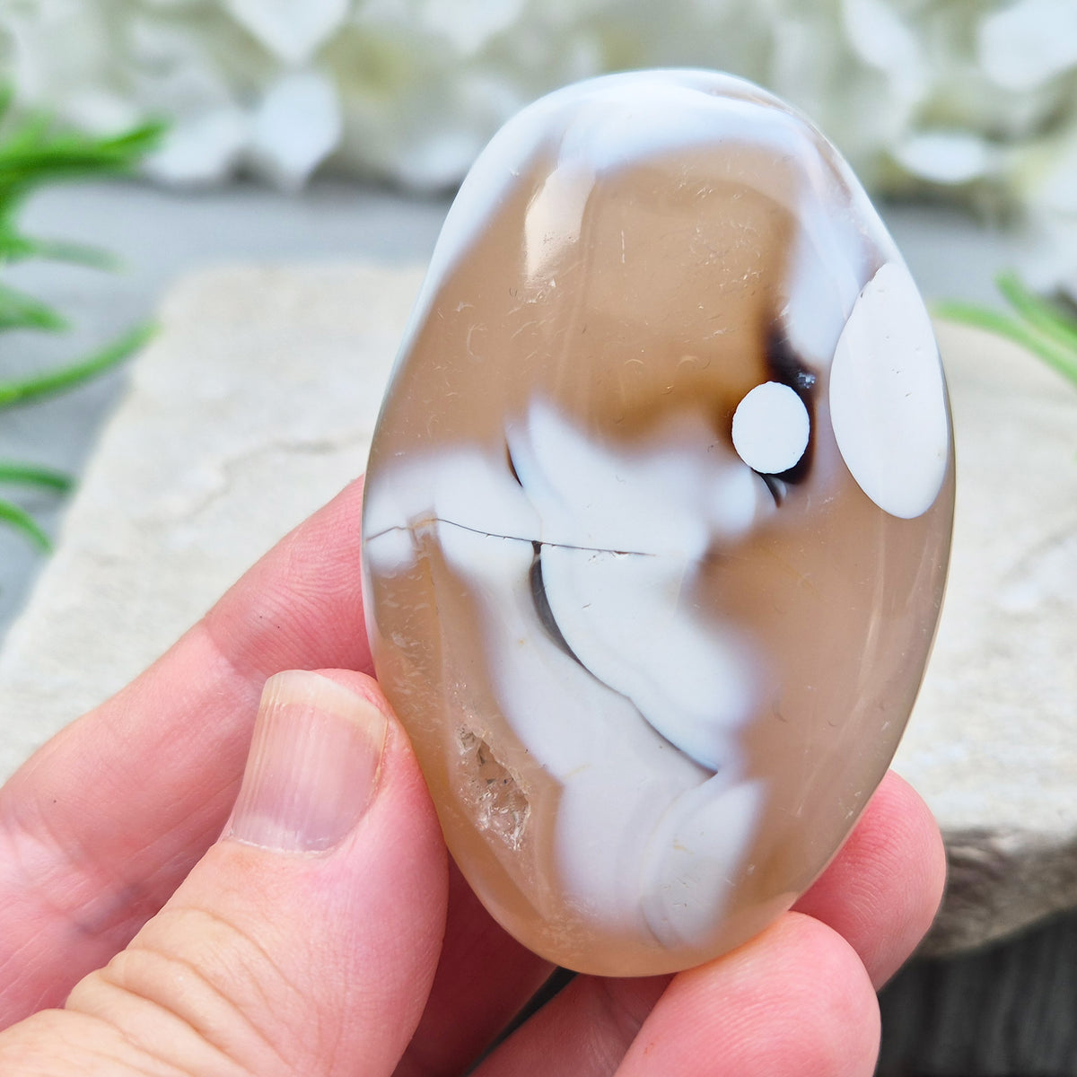 this orca agate has honey-caramel colouring and white markings. No two pieces show the same pattern and colouring.