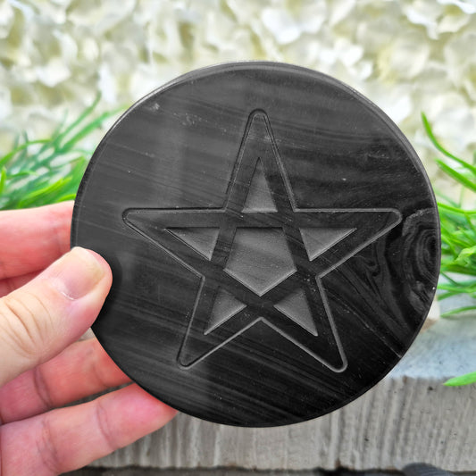 Polished black obsidian pentagram disc with a matte engraved star. Use as a crystal grid base, altar plate or protective display piece. Elysian Crystals UK.