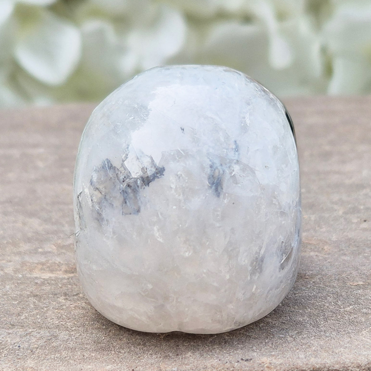 Polished Sardonyx crystal skull. Grounding stone for strength, discipline and protection. Supports focus, stability and confident decision-making.