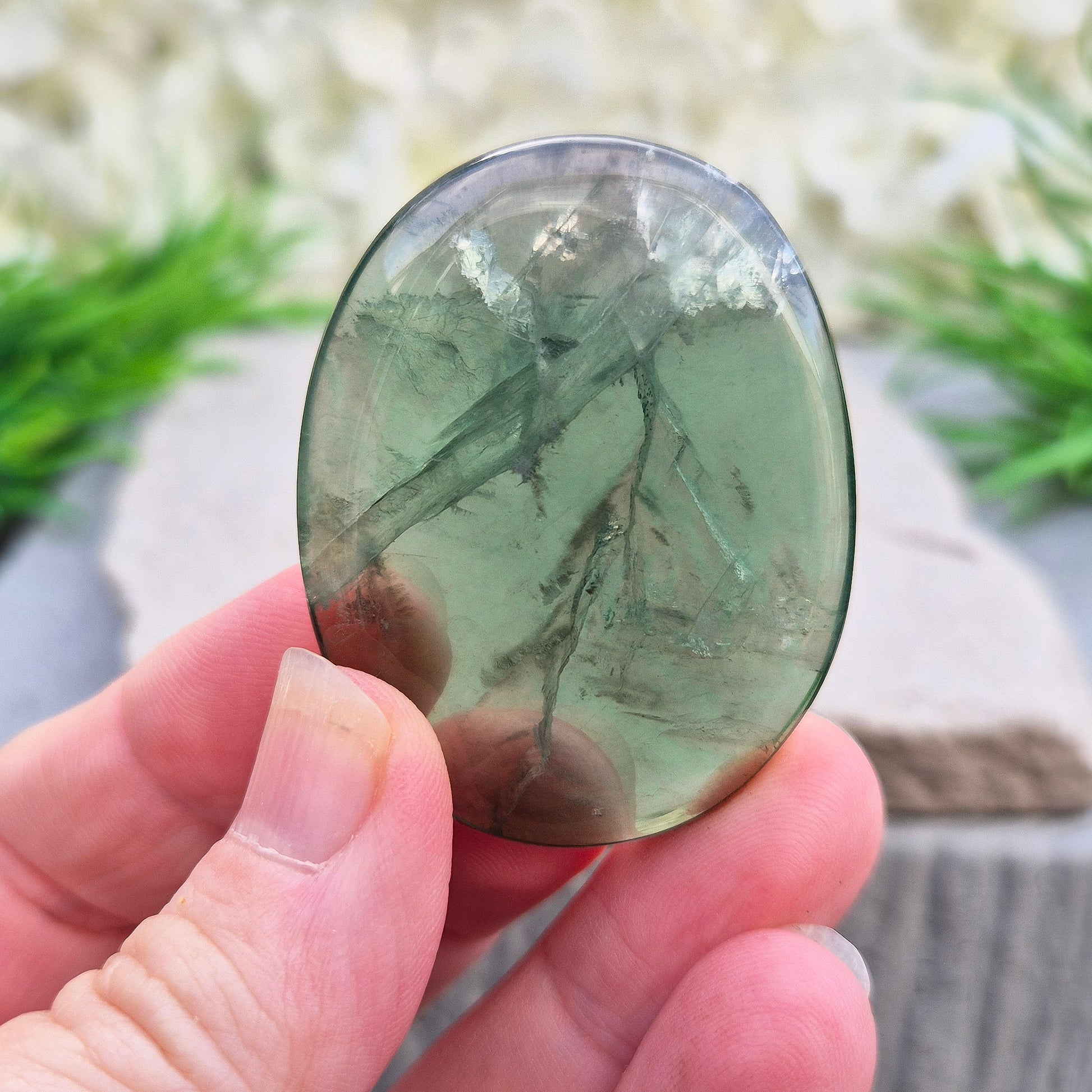 Find clarity and protection with Green Fluorite! Cut through mental clutter, ease anxiety, and promote clear thinking. Enhance memory, stability.