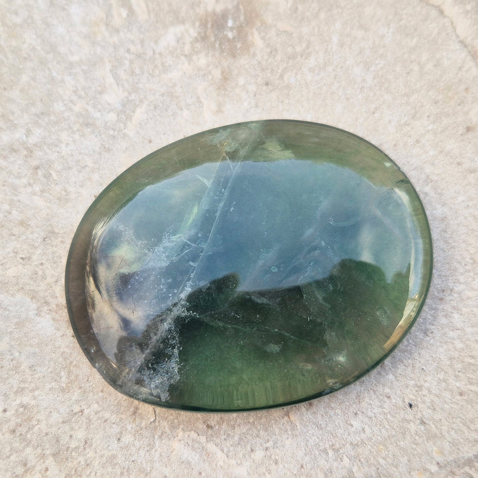 Find clarity and protection with Green Fluorite! Cut through mental clutter, ease anxiety, and promote clear thinking. Enhance memory, stability.
