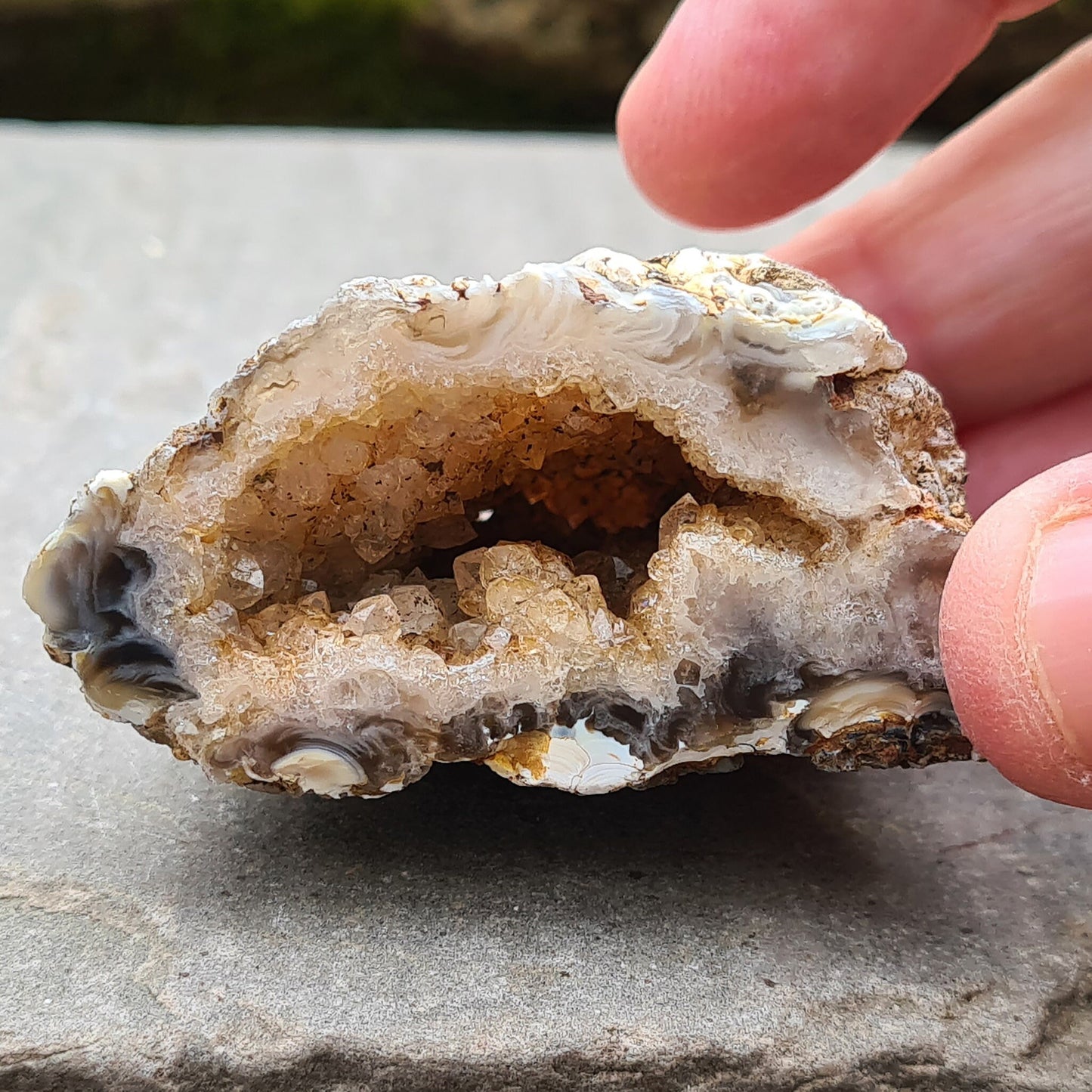 Oco or Ocho Geodes are Small Agate Geodes with a drusy quartz lining that are found in the Tres Pinheiros region of Brazil. These are real cutie pies, a little crystal packed with beauty and energy.