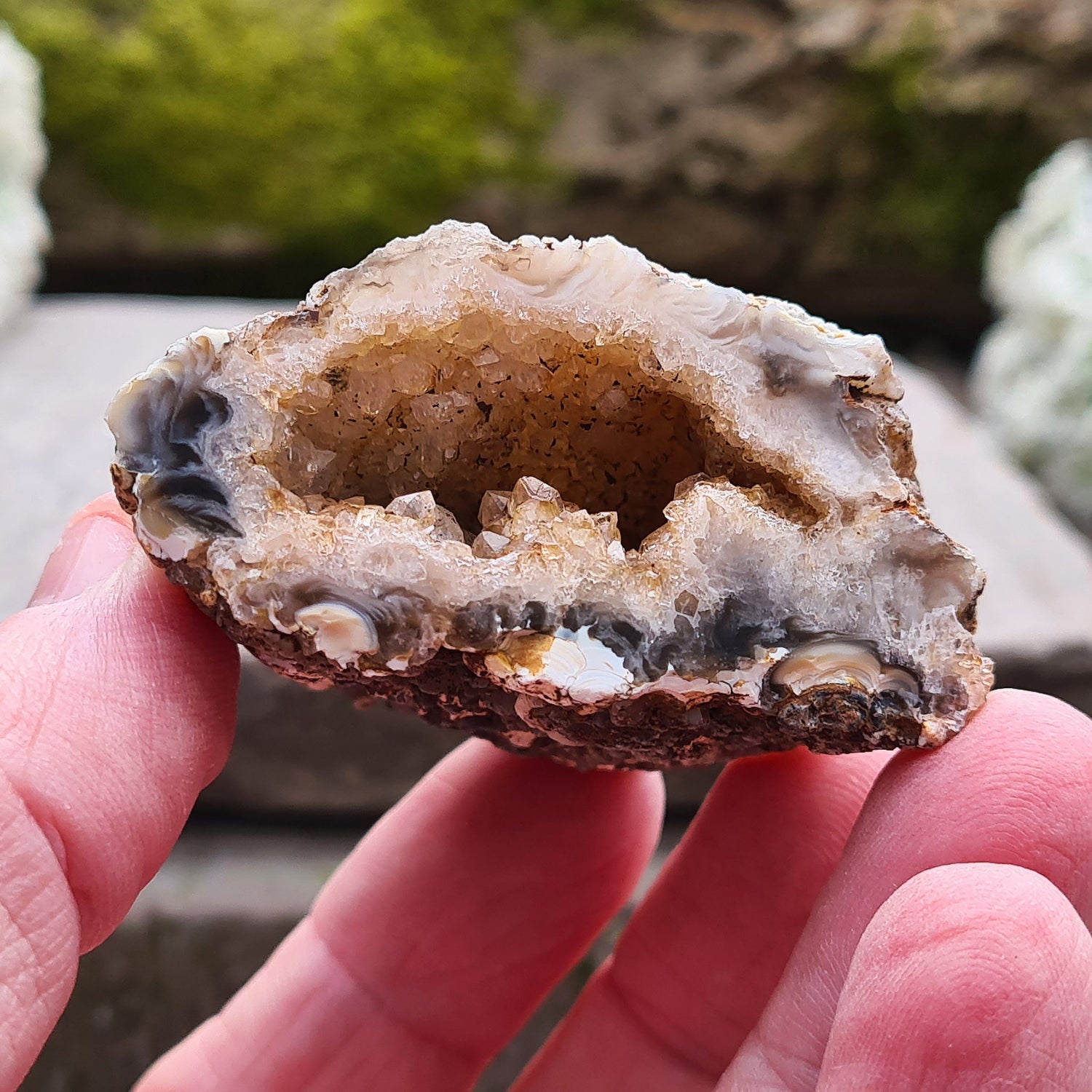 Oco or Ocho Geodes are Small Agate Geodes with a drusy quartz lining that are found in the Tres Pinheiros region of Brazil. These are real cutie pies, a little crystal packed with beauty and energy.