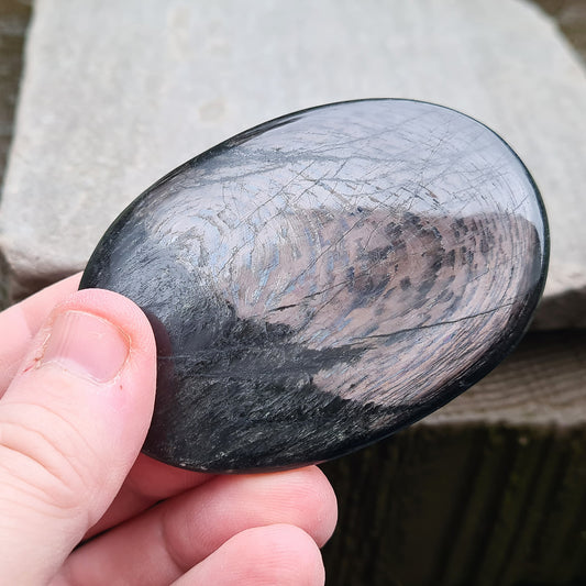 Violet Hypersthene, also known as Velvet Labradorite, Hypersthene is a form of Spectrolite. Lovely purple violet colour which when in the light really pops out in colour and patterning.
